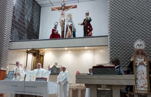 Altar-de-la-parroquia-y-sacerdotes-concelebrantes-3
