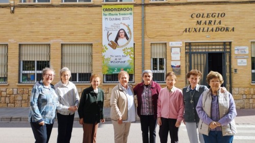 Comunidad-ante-la-fachada-del-colegio-de-La-Roda-3